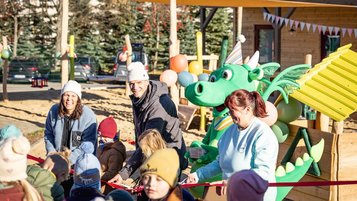 Familien und Kinder bei der Einweihung des neuen Babyhauses im Elldus Resort im Erzgebirge