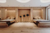 Moderner Ruheraum mit gemütlichen Liegen aus Holz im Familienhotel Habachklause.
