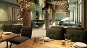 Modern gestaltetes Restaurant mit Baumstämmen und Hängelampen im Familienhotel Zauchenseehof.