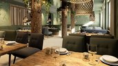 Modern gestaltetes Restaurant mit Baumstämmen und Hängelampen im Familienhotel Zauchenseehof.