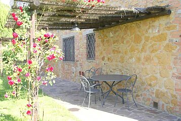 Ferienhaus Fornace mit persönlichem Außenbereich mit kleinem Tisch und Stuhl im Familienhotel Castellare di Tonda in der Toskana