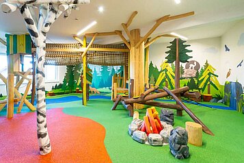 Indoor Spielplatz im Wald-Design im Familienhotel Familien Resort Petschnighof in Kärnten.