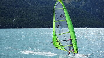 Windsurfer auf dem Kalterer See in Südtirol.