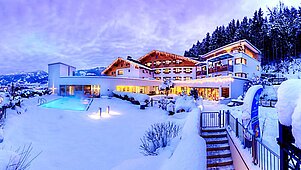 Das Familienhotel Amiamo im Salzburger Land an einem Winterabend.