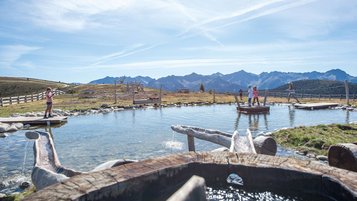Familie beim Ausflug in den Erlebnispark Jochtal