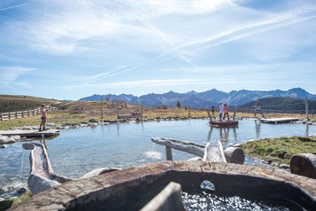 Familie beim Ausflug in den Erlebnispark Jochtal