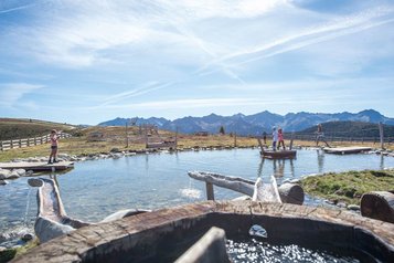 Familie beim Ausflug in den Erlebnispark Jochtal