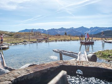 Familie beim Ausflug in den Erlebnispark Jochtal