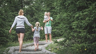 Familie im Sommer in der Natur mit zwei Kindern im Alphotel Tyrol Wellness & Family Resort in Südtirol.