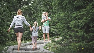 Familie im Sommer in der Natur mit zwei Kindern im Alphotel Tyrol Wellness & Family Resort in Südtirol.