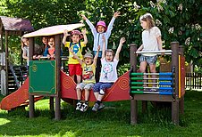 Kinder auf dem Spielplatz im Kinderhotel Bruckwirt in Oberösterreich.