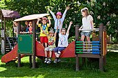 Kinder auf dem Spielplatz im Kinderhotel Bruckwirt in Oberösterreich.