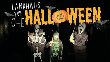 Drei gruselig verkleidete Personen im Wald für Halloween im Landhaus zur Ohe im Bayerischen Wald 