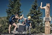 Kinder und Teens sind beim Teensprogramm Mine des Familienhotel Mia Alpina in Tirol draußen unterwegs.