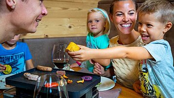 Raclette-Essen für die Familie im Alphotel Tyrol in Südtirol.
