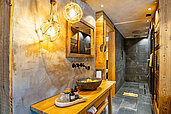 Luxuriöses, großräumiges Badezimmer im Mons Silva Private Luxury Chalet in Südtirol.