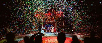 Konfetti in der Arena von Zirkus Roncalli