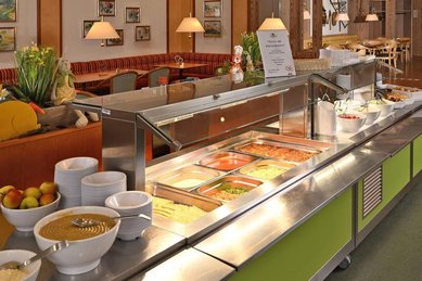 Am Kinderbuffet im Familienhotel Sonnenhügel im Rhön finden kleine Gäste leckere Lieblingsgerichte.