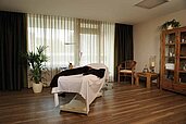 Behandlungsraum in der BeautyWelt des Hotel Sonnenhügel mit einer Massageliege, entspannender Einrichtung und sanfter Beleuchtung, bereit für eine Wellnessbehandlung.