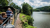 Ausflugstipp im Erzgebirge: Die berühmte Dampflock Weißeritztalbahn. Im Sommer könnt ihr die frische Briese bei einer Fahrt durch die wunderschöne Natur genießen.