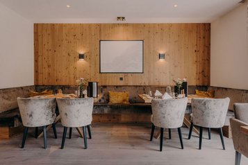 Stilvoll eingerichtetes Gourmetrestaurant Egartl mit Holzdesign und eleganten Sitzplätzen im Familienhotel Habachklause.