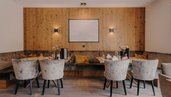 Stilvoll eingerichtetes Gourmetrestaurant Egartl mit Holzdesign und eleganten Sitzplätzen im Familienhotel Habachklause.