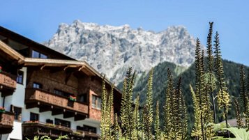 Hotelansicht im Sommer vom Familienhotel Hotel Tirolerhof an der Zugspitze.