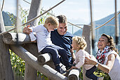 Familie mit Kindern auf dem Outdoor-Spielplatz des Hotels Huber in Südtirol.