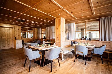 Gemütliches Restaurant mit gemütliches Sesseln im modernen Stil im Familienhotel Das Bayrischzell in Oberbayern.