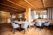 Gemütliches Restaurant mit gemütliches Sesseln im modernen Stil im Familienhotel Das Bayrischzell in Oberbayern.