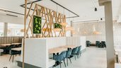 Stilvoll eingerichtetes Restaurant im Familienhotel Friedrichshof mit gemütlichen Sitznischen und Naturakzenten.