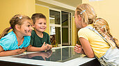 Kinder spielen zusammen im Happy-Club im Spa- & Familien-Resort Krone im Allgäu