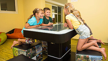 Kinder spielen zusammen im Happy-Club im Spa- & Familien-Resort Krone im Allgäu