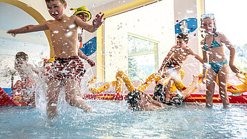 Spielende Kinder im Kinderbecken des Schwimmbades im Familienhotel Mein Krug im Fichtelgebirge