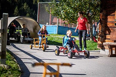 Der Happy-Club vernstaltet ein Kart-Rennen und die Kinder haben sichtlich Spaß dabei im Familienhotel Oberkarteis im Salzbugrer Land.