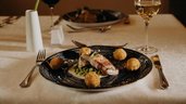 Ein angerichtetes Gericht steht im Restaurant des Hotel Sonngastein im Salzburger Land auf dem Tisch.