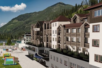 Visualisierung des Familienhotels Zauchenseehof im Sommer mit Blick auf das modernisierte Gebäude und den angrenzenden Spielbereich vor der Bergkulisse.