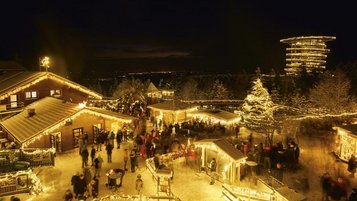 Waldwipfelweg Weihnachtsmarkt im Bayerischen Wald bei Nacht.