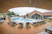Die Liegen am Außenpool im Familienhotel Kolping.