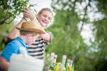Kinder mixen frische Getränke im Landgut Furtherwirt