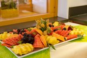 Frisch aufgeschnittene Obstplatte mit Ananas, Melone, Trauben und Erdbeeren im Familienhotel Ramsi.