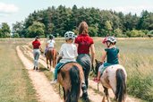 Beim geführten Ponyreiten erleben Kinder unvergessliche Momente im Familienhotel Friedrichshof.