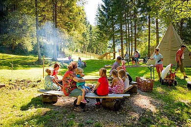 Den Tag im Waldspielplatz ausklingenlassen bei einem Lagerfeuer und Stockbrot im Familienhotel Spa- & Familien-Resort Krone in den Allgäuer Alpen.