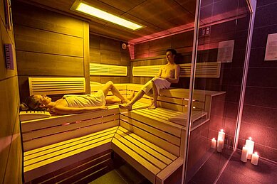 Sauna mit Ambientebeleuchtung im Familienhotel Aigo welcome family in Oberösterreich