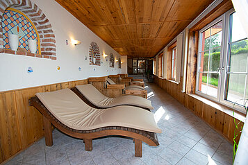 Ruheliegen im Saunabereich des Familienhotels Der Böhmerwald.