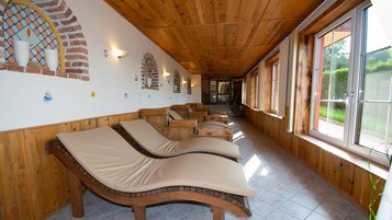 Ruheliegen im Saunabereich des Familienhotels Der Böhmerwald.