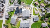 Luftaufnahme der Hotelanlage des Familienhotels Gorfion in Liechtenstein während des großen Umbaus.