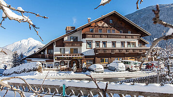 Ansicht auf das Kinderhotel Sailer in Tirol in wundervoller Schneekulisse.