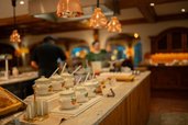 Frühstücksbuffet mit regionalen Speisen im Familienhotel Tirolerhof in Österreich