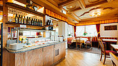 Frühstücksbuffet mit verschiedenen Wurst- und Käsesorten im Restaurant des Kinderhotels Sailer in Tirol.